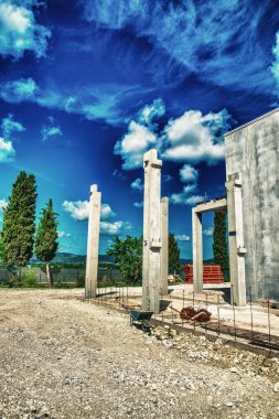 İnşaat sahasında sütun inşaatı. İnşaat etkinliği.