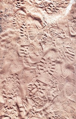 Yürüyüşçülerin Arches Ulusal Parkı 'nda ikonik kumtaşı oluşumlarıyla bıraktığı kum izleri..