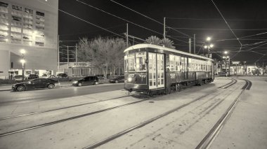 New Orleans, Los Angeles - 11 Şubat 2016: New Orleans 'ın kırmızı tramvayı gece yarısı parlayan ışıklarla hareket ediyor.