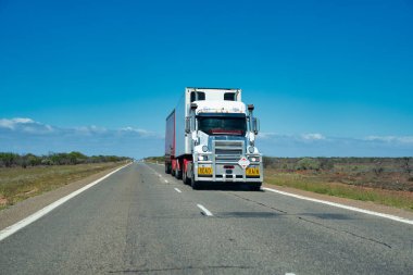 Batı Avustralya 'da uzak otobanlar boyunca giden ağır yük treni..
