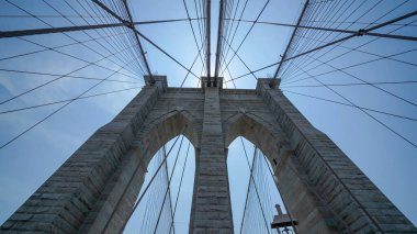 Brooklyn Köprüsü 'ndeki taş sütunlar yapısal detayları ve ihtişamı vurguluyor..