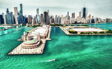 Yazın Chicago silueti ve Donanma İskelesi 'nin nefes kesici hava perspektifi.