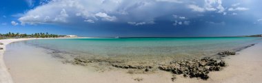 Mercan Körfezi sahilinin geniş panoramik manzarası el değmemiş sahil şeridi ve berrak deniz manzarası.