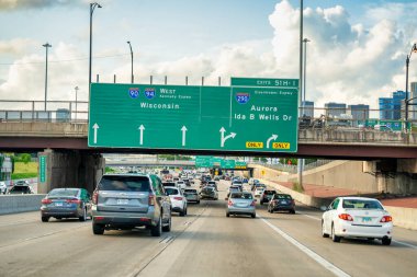 Chicago, IL - 28 Temmuz 2024 Chicago şehir merkezine doğru şehir trafiği.