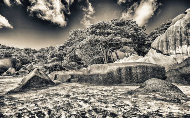 Seyşeller Takımadası 'ndaki La Digue Adası' nın muhteşem manzarası.
