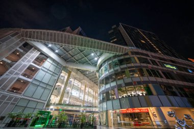 Singapur - 13 Eylül 2023: Clarke Quay Şehir Nehri boyunca gece.