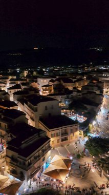 Tropea 'nın tarihi şehir ve sahilinin yaz gökyüzü altındaki gece panoramik hava manzarası.