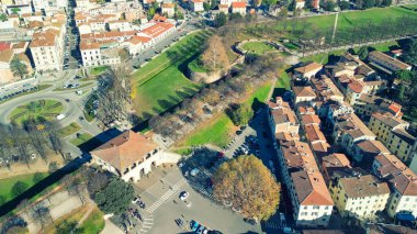 Lucca ortaçağ kasabasının havadan görünüşü, Toskana - İtalya.