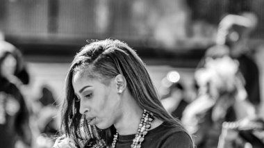 New Orleans, Los Angeles - 9 Şubat 2016: Mardi Gras için maskeli ve kostümlü insanlarla dolu sokak manzarası.