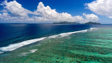 Anse Kaynağı D 'Argent, La Digue. Seyşeller 'in güzel hava manzarası.