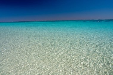 Turkuaz Körfezi Ningaloo Batı Avustralya 'nın hava manzarası güneşli bir günde kristal berraklığında turkuaz su gösteriyor.