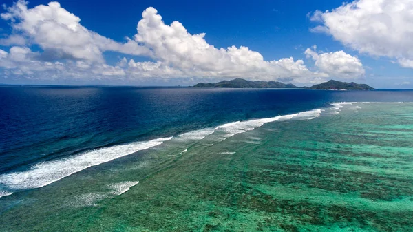 Anse Kaynağı D 'Argent, La Digue. Seyşeller 'in güzel hava manzarası.