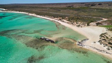 Ningaloo Batı Avustralya 'daki göl kıyılarının turkuaz suları ve kumlu kıyılarıyla hava manzarası..