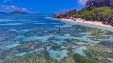 La Digue 'deki Anse Source Argent' ın inanılmaz plajı, Seyşeller İHA 'dan.