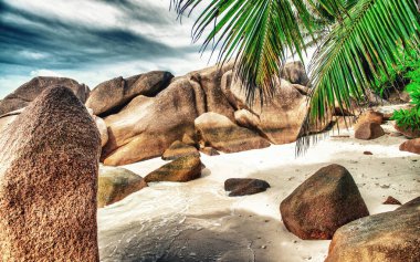 Seyşeller Takımadası 'ndaki La Digue Adası' nın muhteşem manzarası.