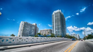 Miami, Florida. Güzel sokak renkleri ve kış mevsiminde mimari.