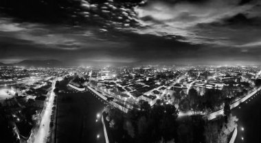 Parlayan şehir ışıkları ve ortaçağ şehir planıyla Lucca 'nın hava alacakaranlık manzarası.