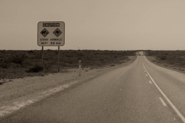 Tipik WA trafik levhası Coral Bay Ningaloo Resifi 'ne olan uzaklığı gösteriyor..