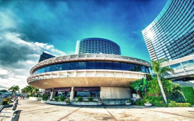 San Diego - 30 Temmuz 2017: Liman Köyü ve Embarcadero Parkı boyunca turistler, sokaklar ve binalar.