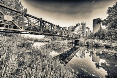 Günbatımında Calgary nehri boyunca güzel bir manzara..