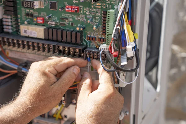 Ev inşaatı veya yenilenmesi sırasında elektrik tesisat sistemi kuran elektrikçi.