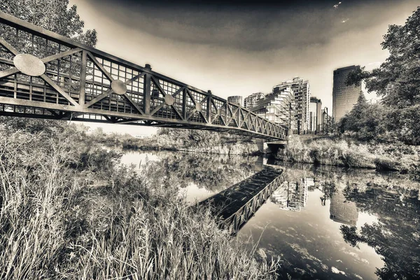 Günbatımında Calgary nehri boyunca güzel bir manzara..