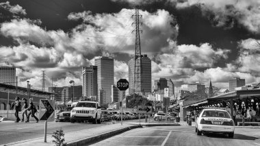 New Orleans 'ın güneşli kış caddelerinde tarihi binalar ve şehir hayatı sergileniyor..