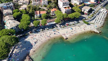 Küçük çakıl taşları, turkuaz deniz ve yaz ışığı olan Portovenere sahilinin insansız hava aracı görüntüleri..