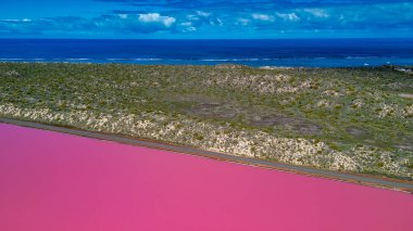 Hutt Gölünün çarpıcı renkleri ve çevreleyen manzaraları, nefes kesici bir hava perspektifi..