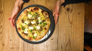 Profesyonel pizzacıda domates, peynir ve taze malzemelerle İtalyan pizzası yapmak..