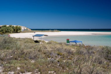 Sersemletici Mercan Koyu okyanus manzaralı beyaz kumlu turkuaz deniz kıyılarından erişilebilir el değmemiş resifler tropikal Avustralya sahil bölgesinden.