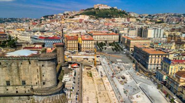 Napoli, İtalya. Gökyüzünde yükselen bir İHA 'dan şehrin havadan görüntüsü