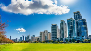 Langley Park ve Perth Skyline güneşli bir günde, Avustralya