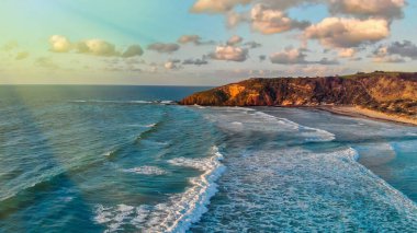 Kanguru Adası, Güney Avustralya. Güzel bir gün batımında kıyı şeridinin havadan görünüşü.
