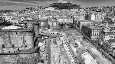 NAPLES, ITALY - 18 Haziran 2021: Gökyüzünde yükselen bir İHA ile şehir limanının havadan görüntüsü