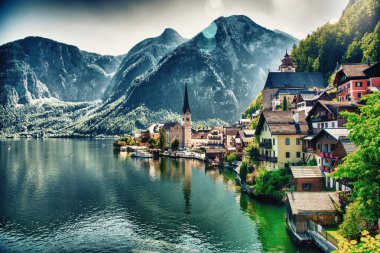 Hallstatt şehri ve gölünün muhteşem dağları ve dingin sularıyla çevrili manzarası..