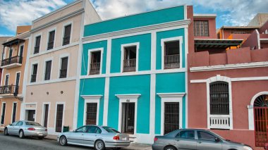 SAN JUAN, PUERTO RICO - 24 Şubat 2010 'da San Juan, Porto Riko' da şehir sokakları. Her yıl adayı 3 milyondan fazla insan ziyaret ediyor..
