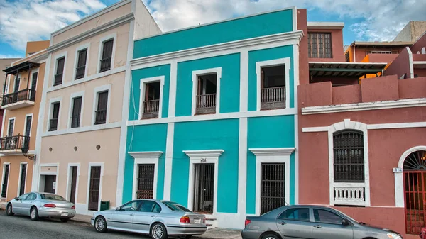 SAN JUAN, PUERTO RICO - 24 Şubat 2010 'da San Juan, Porto Riko' da şehir sokakları. Her yıl adayı 3 milyondan fazla insan ziyaret ediyor..