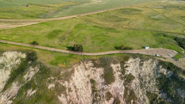 At Hırsızı Alberta Kanyonu yaz mevsiminde erozyon desenlerini ve geniş araziyi vurguluyor..
