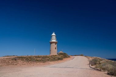 Vlamingh Head deniz feneriyle Ningaloo sahil şeridinin manzaralı perspektifi kayalık uçurumlara tünemişti..
