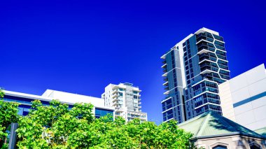 Perth şehir merkezindeki binalar güneşli bir günde.