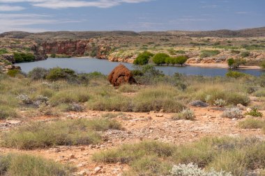 Mandu bölgesinin hava perspektifi engebeli kayaları, dereleri ve yemyeşil çöl bitkilerini gösteriyor..