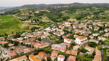 Arka planda Casciana Terme, Pisa, zeytin ağaçları ve üzüm bağlarının tarihi manzarası var..