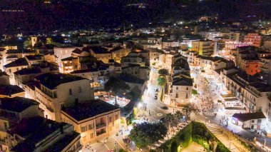 Tropea 'nın tarihi şehir ve sahilinin yaz gökyüzü altındaki gece panoramik hava manzarası.