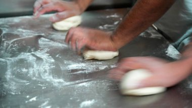 Pizza hamuru toplarını elle şekillendiriyorum. Taze İtalyan pizzası pişirmeye hazırım..