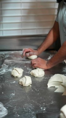 Pizza hamuru toplarını elle şekillendiriyorum. Taze İtalyan pizzası pişirmeye hazırım..