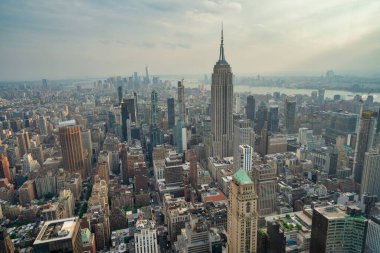 Gün batımında Manhattan şehir merkezinin gökdelenlerinin gökdelenleri New York 'ta ışıldayan şehir silueti.