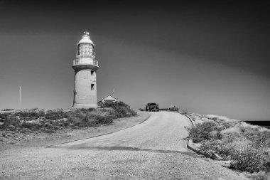 Vlamingh Head deniz feneriyle Ningaloo sahil şeridinin manzaralı perspektifi kayalık uçurumlara tünemişti..
