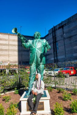 New Orleans, LA - 9 Şubat 2016: New Orleans 'taki ünlü Louis Armstrong heykeli caz mirasını ve kültürünü ön plana çıkardı.
