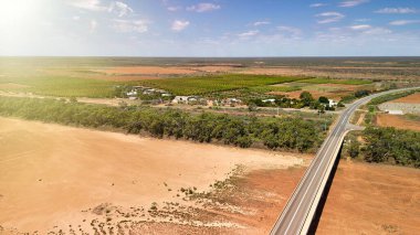 Carnarvon Avustralya yakınlarındaki Gascoyne Nehri ve yeşil bitki örtüsüyle manzaralı kırsal bölge..